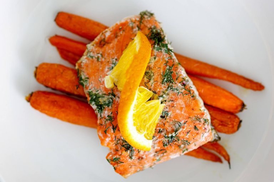 https://thepaleodiet.imgix.net/images/Dill-Salmon-Packets-with-Carrots-Top-view-768x512.jpg?auto=compress%2Cformat&fit=clip&q=95&w=900